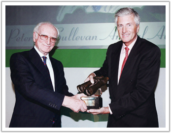 Michael W. Dickinson accepts the 2007 Sir Peter O'Sullevan Lifetime Award of Merit